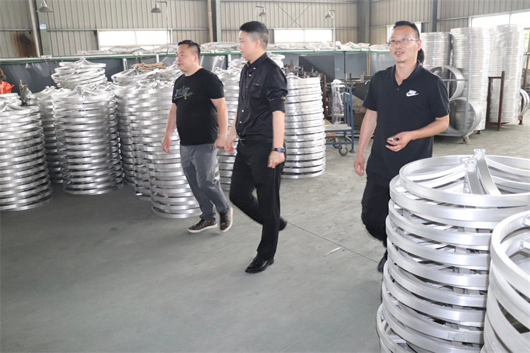 เจ้านายตรวจโรงงานเฟอร์นิเจอร์