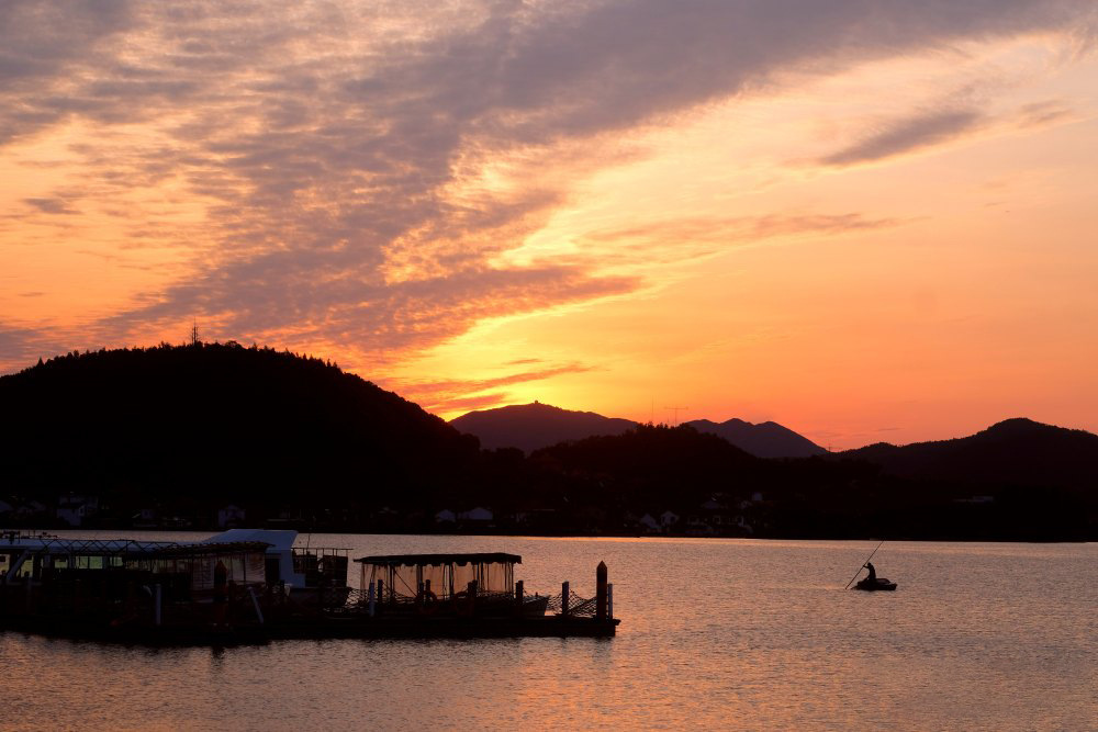 เช้านี้ทะเลสาบตงเฉียนมีสีสันสวยงาม