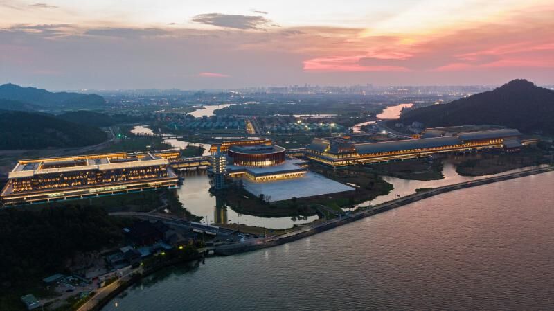 ศูนย์การประชุมนานาชาติ Ningbo สว่างขึ้น